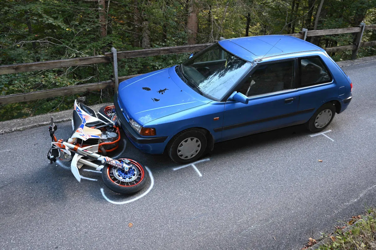 Vättis SG – Motorrad nach Sturz mit Auto kollidiert