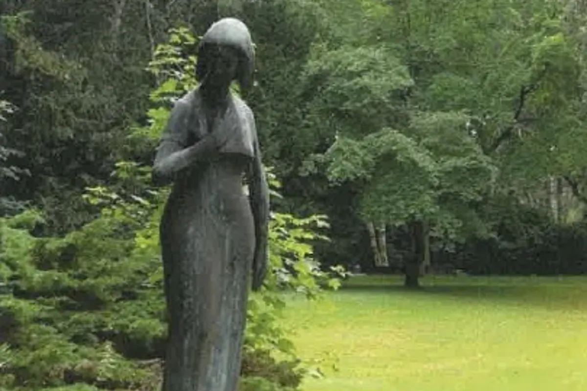Cuxhaven - Messingstatue am Brockeswalder Friedhof gestohlen