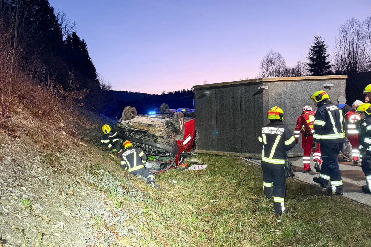 Innerschwand – Anhänger überschlägt sich nach Unfall auf A1