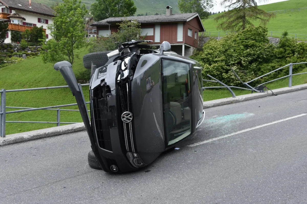 Amden SG - 71-jährige Frau verunfallt mit dem Auto 