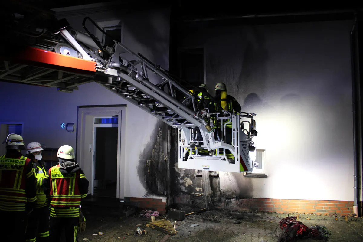 Bad Salzuflen - Feuerwehr rettet zwei Menschen aus Dachgeschoss