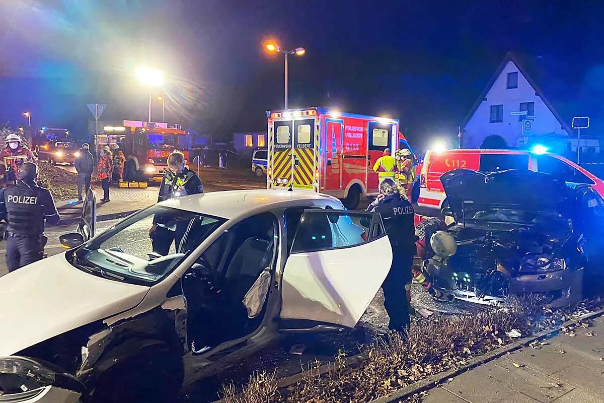 Dramatische Szene in Velbert - Schwere Kollision zwischen zwei Autos!