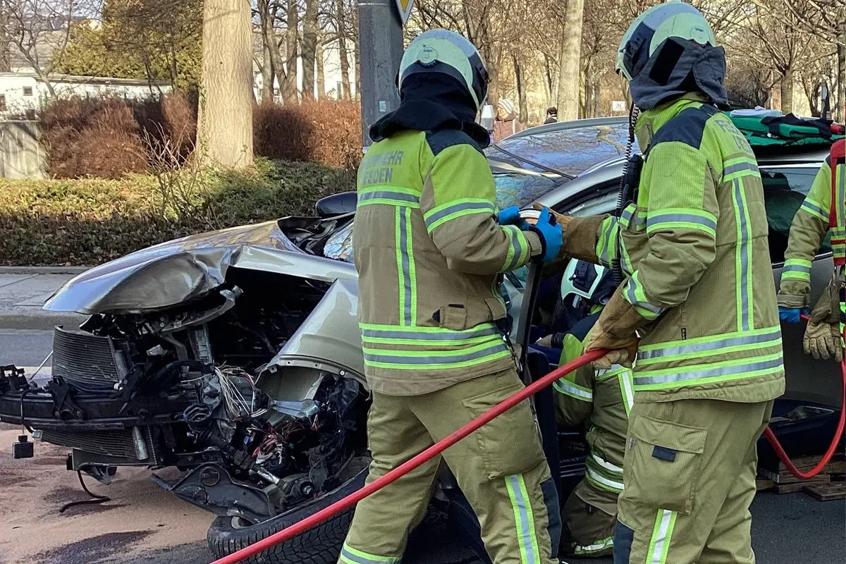 Dresden – 78-Jähriger nach Unfall eingeklemmt