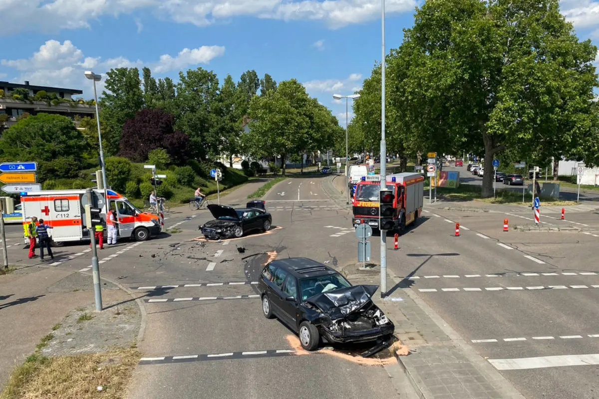 Frankenthal (Pfalz) – Verkehrsunfall mit 3 Verletzten – Paralleleinsatz mit kleinem Jungen in hilfloser Lage