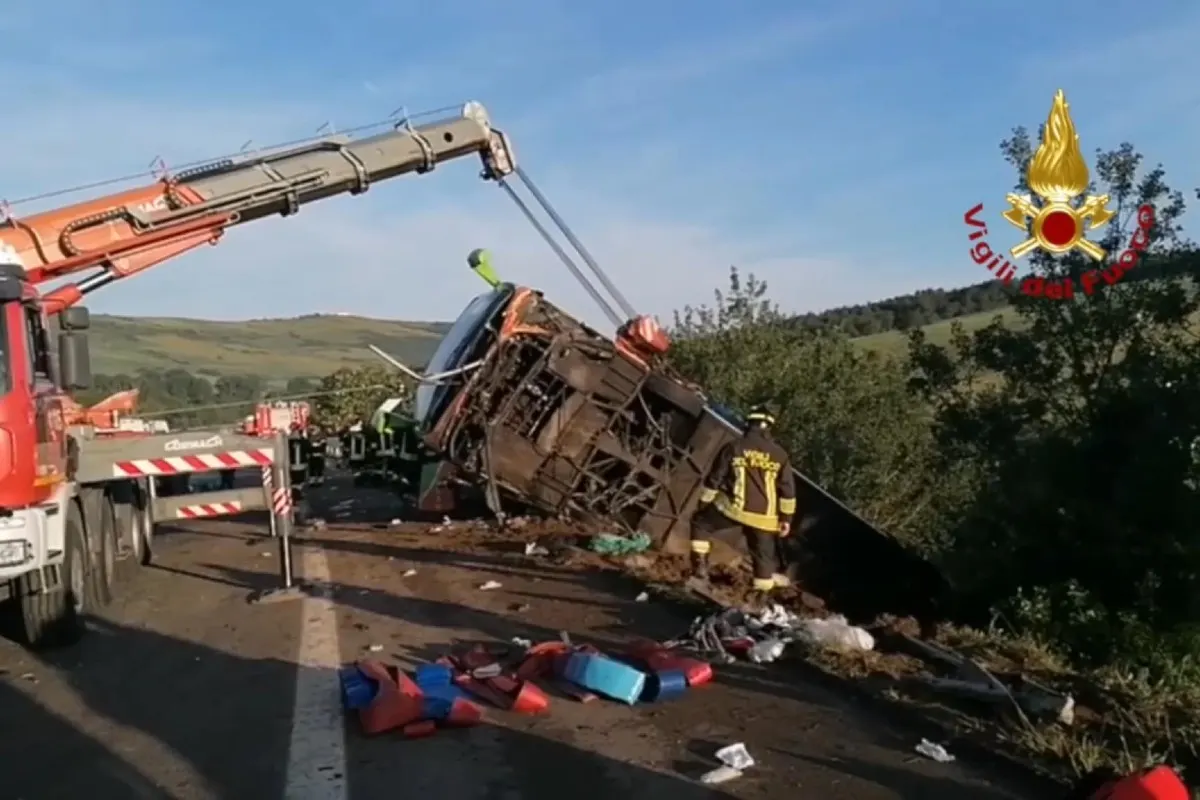 Vallesaccarda A16 (IT) - Flixbus und fünf Autos in Horrorunfall mit Todesfolge heute verwickelt
