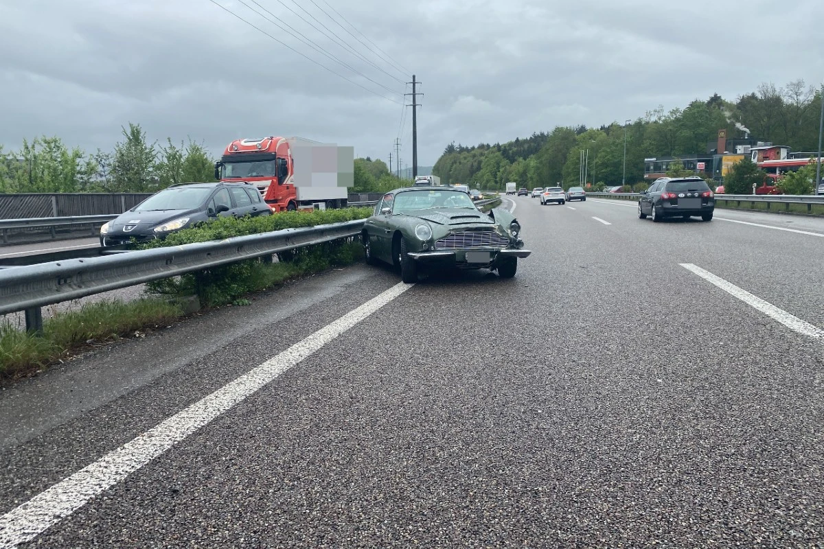 Kölliken AG  - Kontrolle über Aston Martin Oldtimer verloren und verunfallt