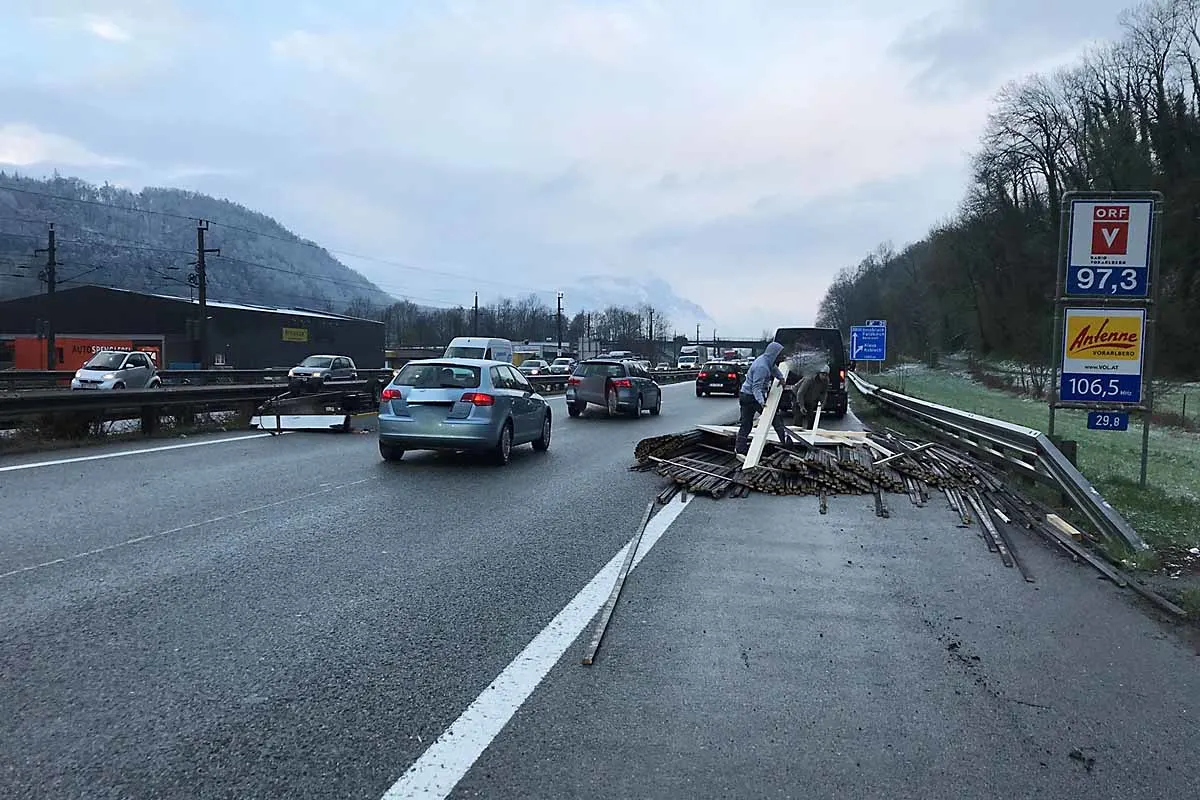 Bregenzerwald - Anhänger mit Holztafeln kippte auf Autobahn um