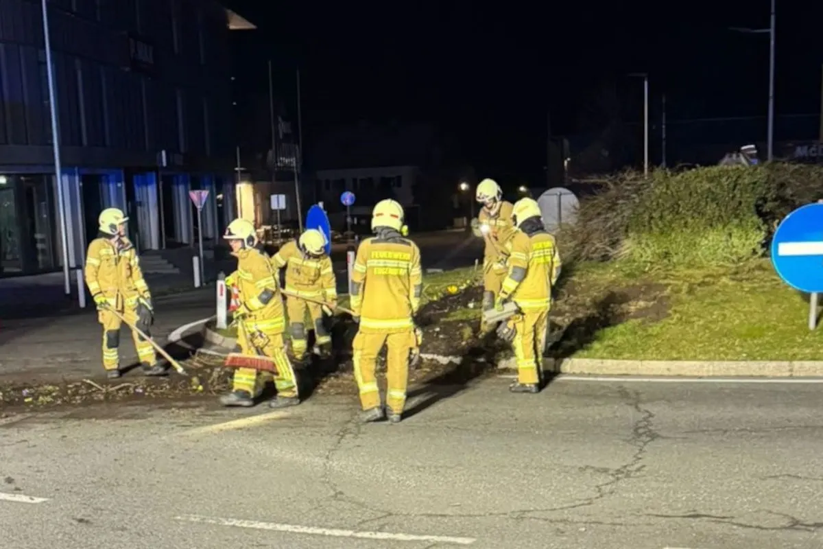 Eugendorf – Lkw kracht nach Unfall in Gebäude