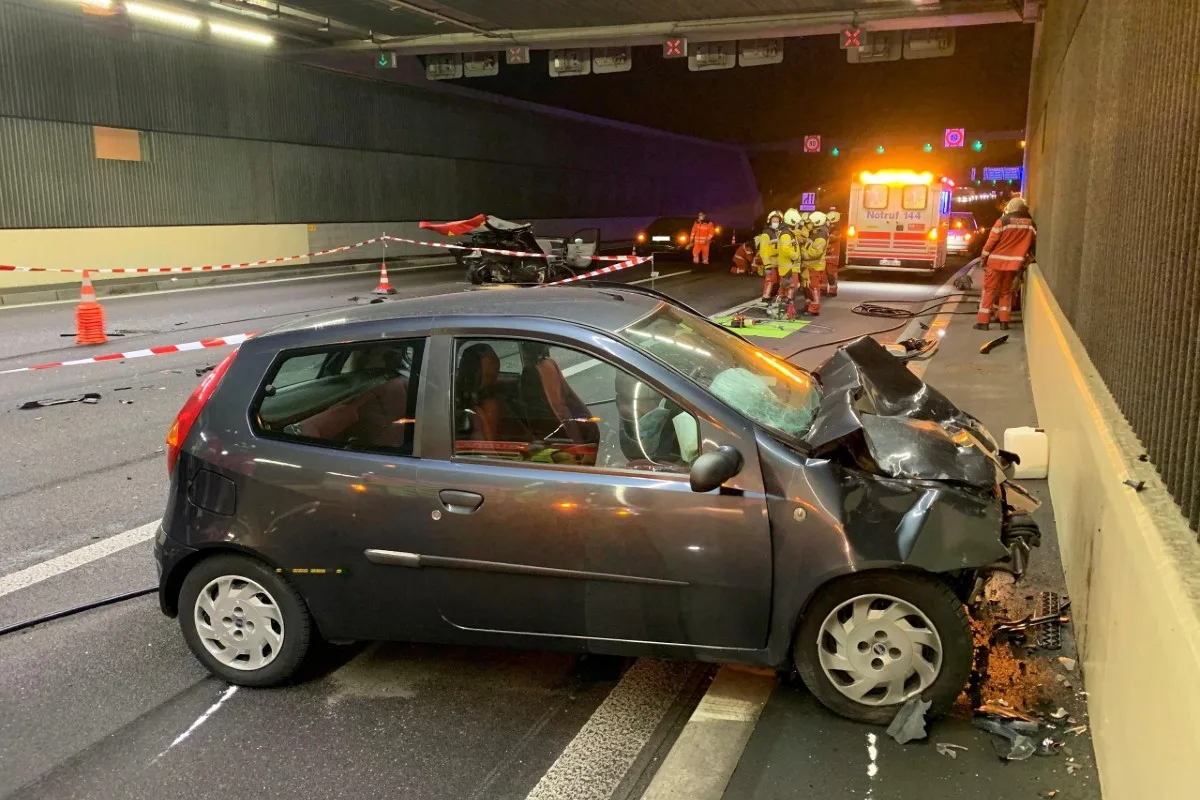 Zürich -  Sechs Personen nach heftigem Crash auf der A1 im Spital - darunter auch zwei Kinder