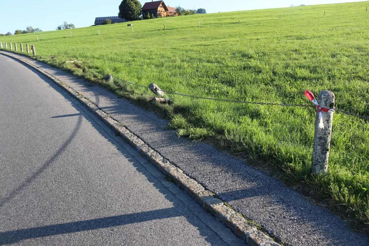 Steinegg AI - Auto fährt in Betonpfähle