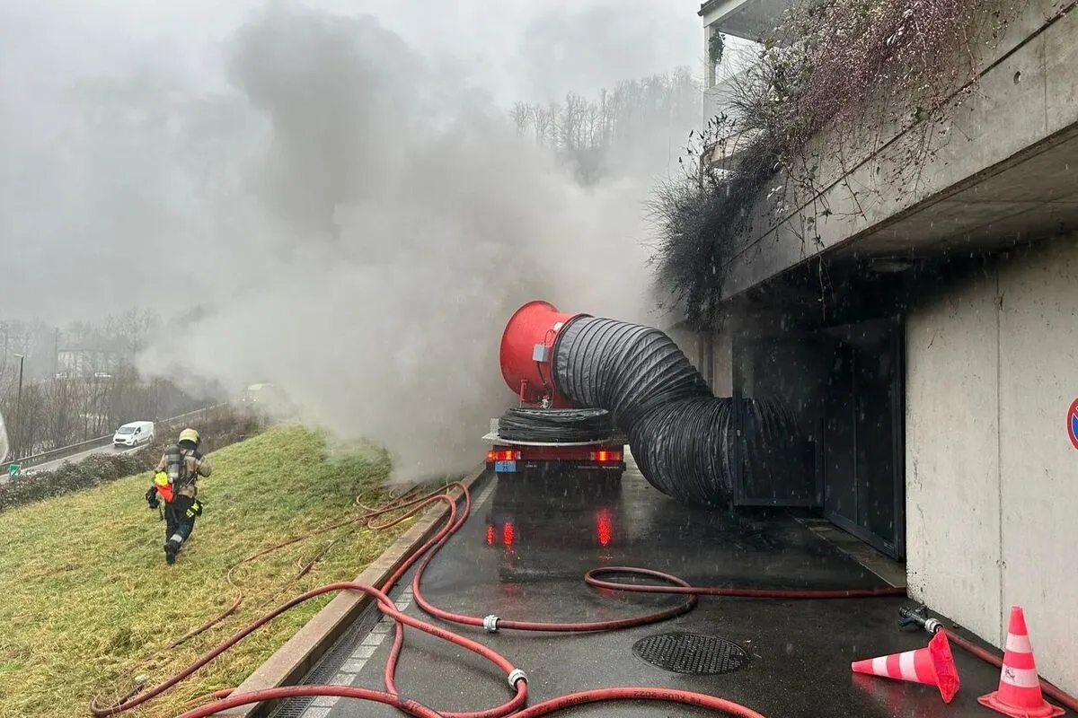 Aesch BL - Auto in Einstellhalle in Brand geraten