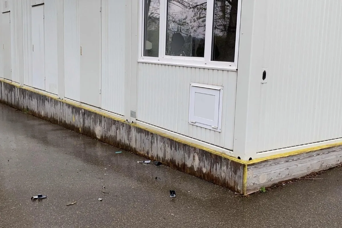 Scheibe eines Bürocontainers beim Schulhaus Emmersberg in Schaffhausen mutwillig zerstört