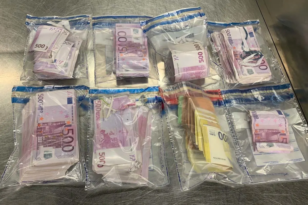 Unfassbarer Fund in Düsseldorf - Zoll findet 350.000 EUR in Unterhose und Schuhen bei Reisendem