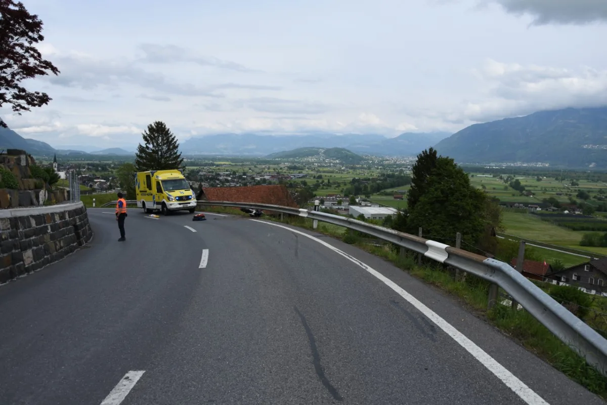 Gams SG - 30-jähriger Motorradfahrer bei Selbstunfall verletzt