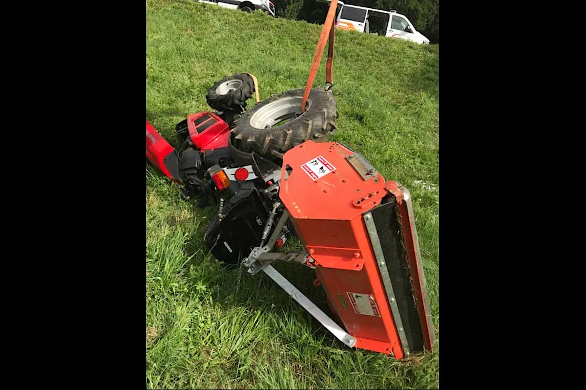 Muttenz BL - Traktor überschlägt sich