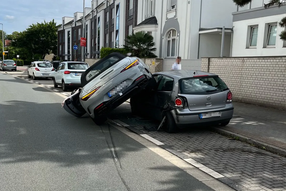 Unfall in Mülheim an der Ruhr NW – Mercedes kollidiert mit geparktem VW