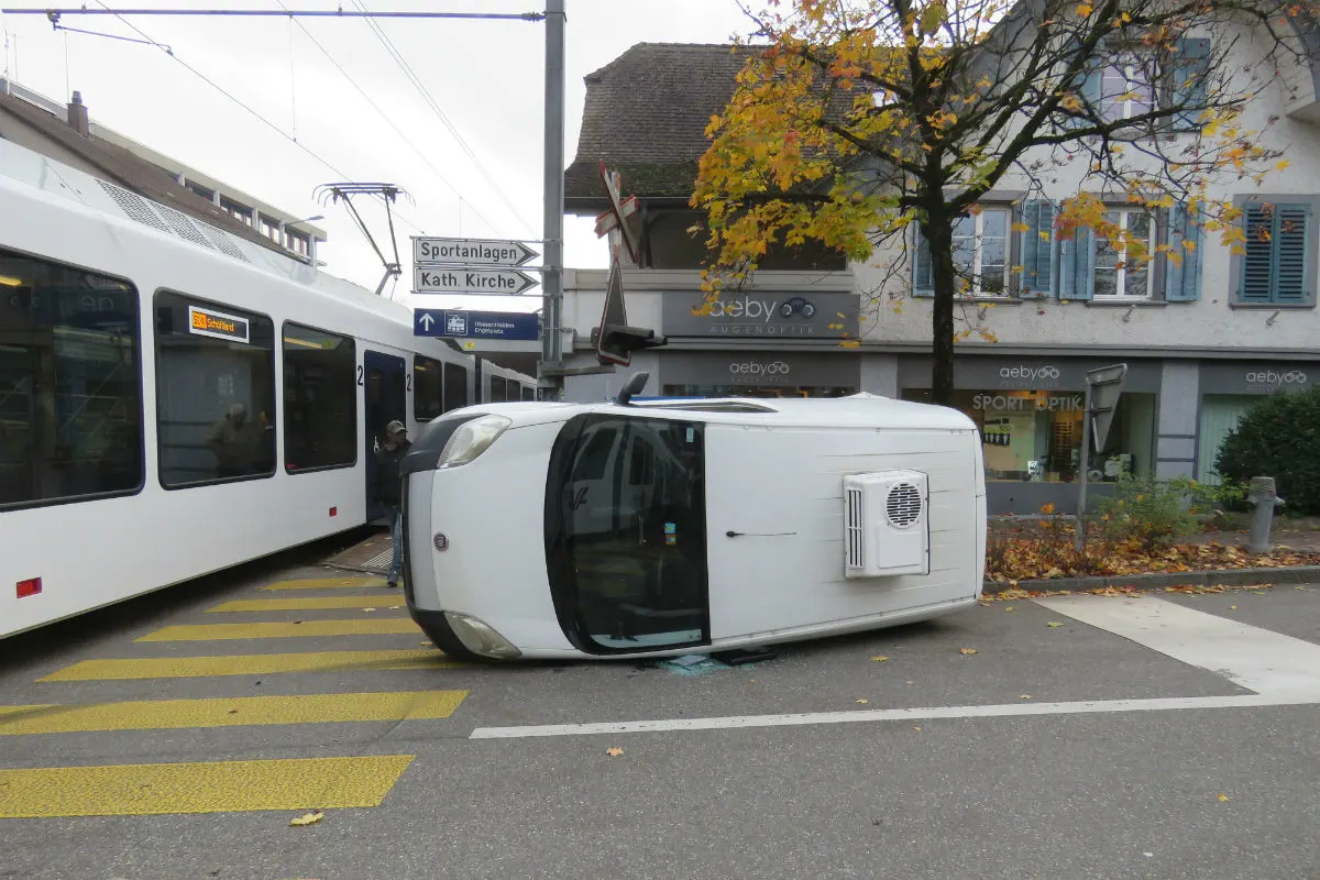 Oberentfelden AG - Beim Abbiegen mit Zug kollidiert
