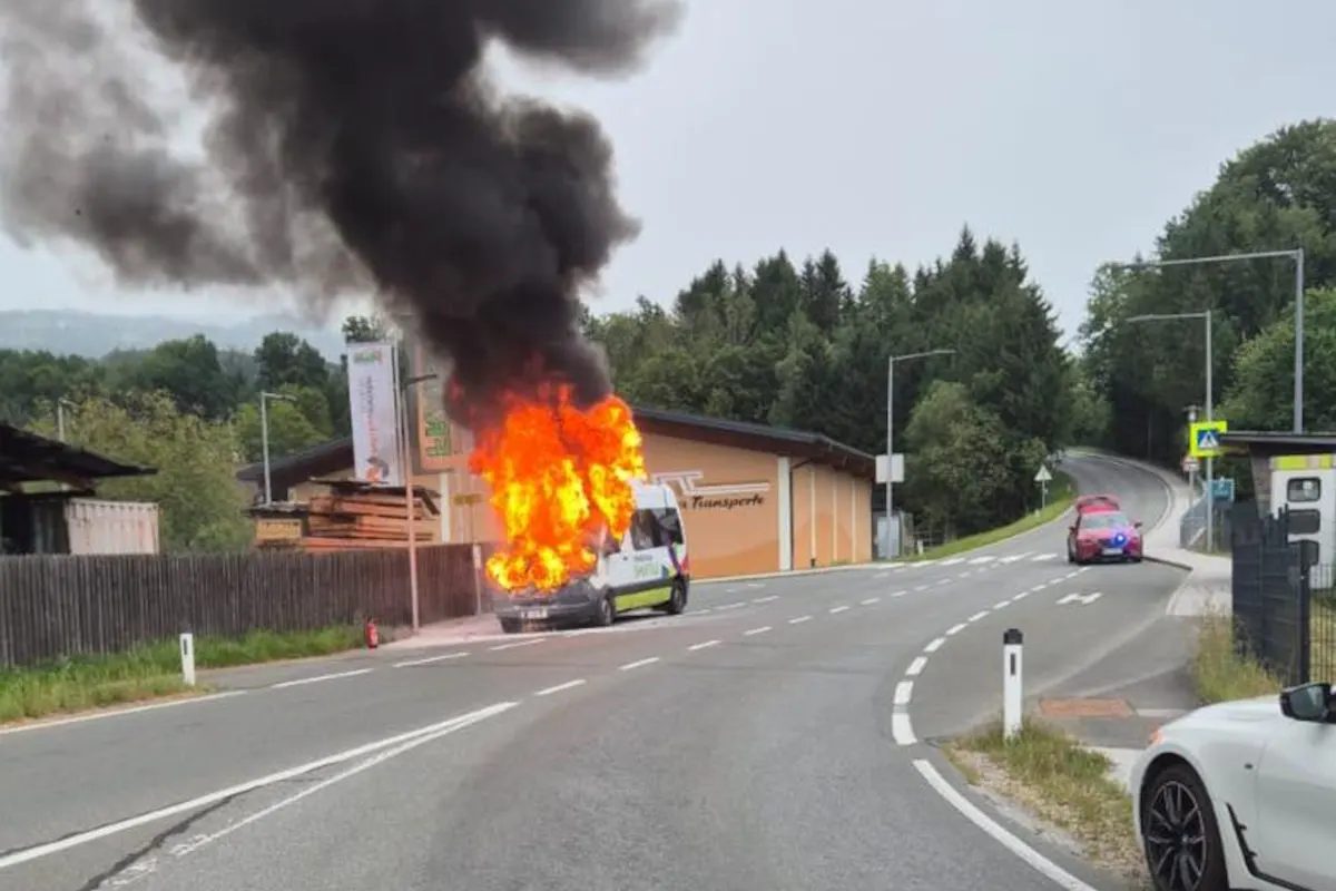 Adnet bei Hallein S – Kleinbus in Brand 