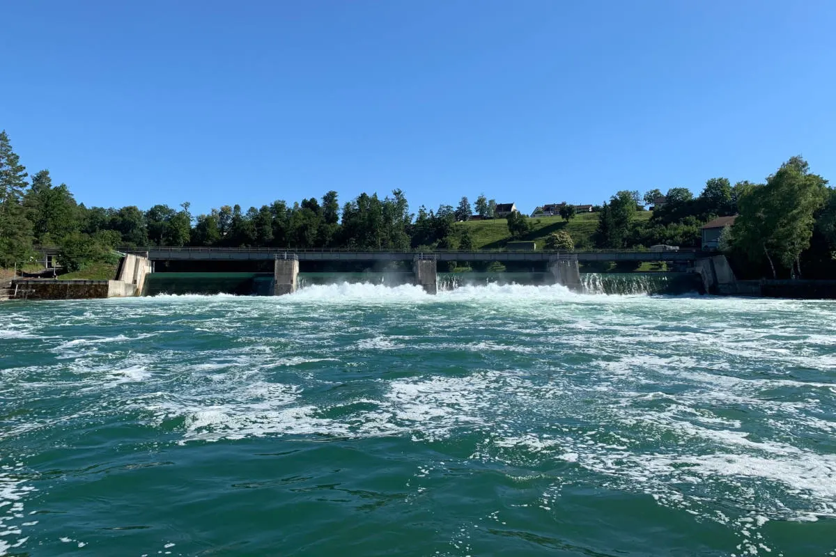 Rheinau ZH - Unfall mit Gummiboot glimpflich ausgegangen