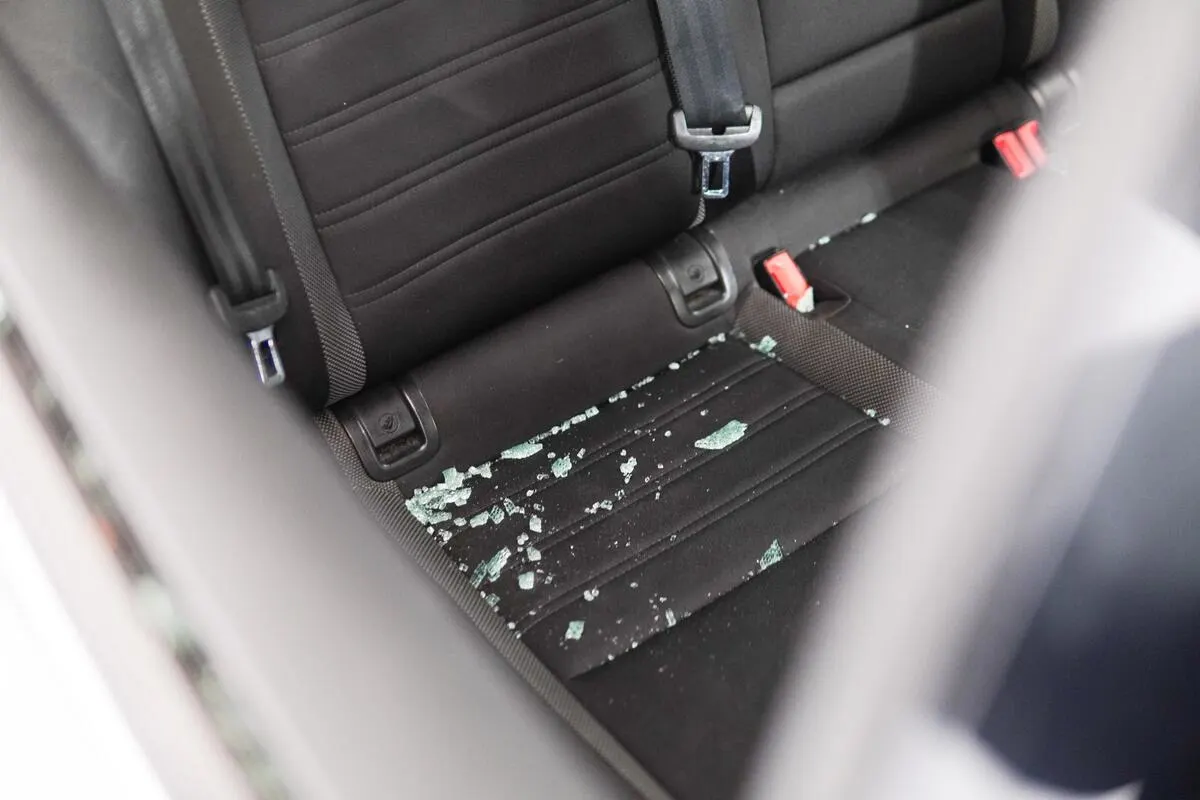 Polizeikontrolle eskaliert in St.Gallen - Beamter wird geschlagen - Autoscheibe eines Polizeiautos kaputt 