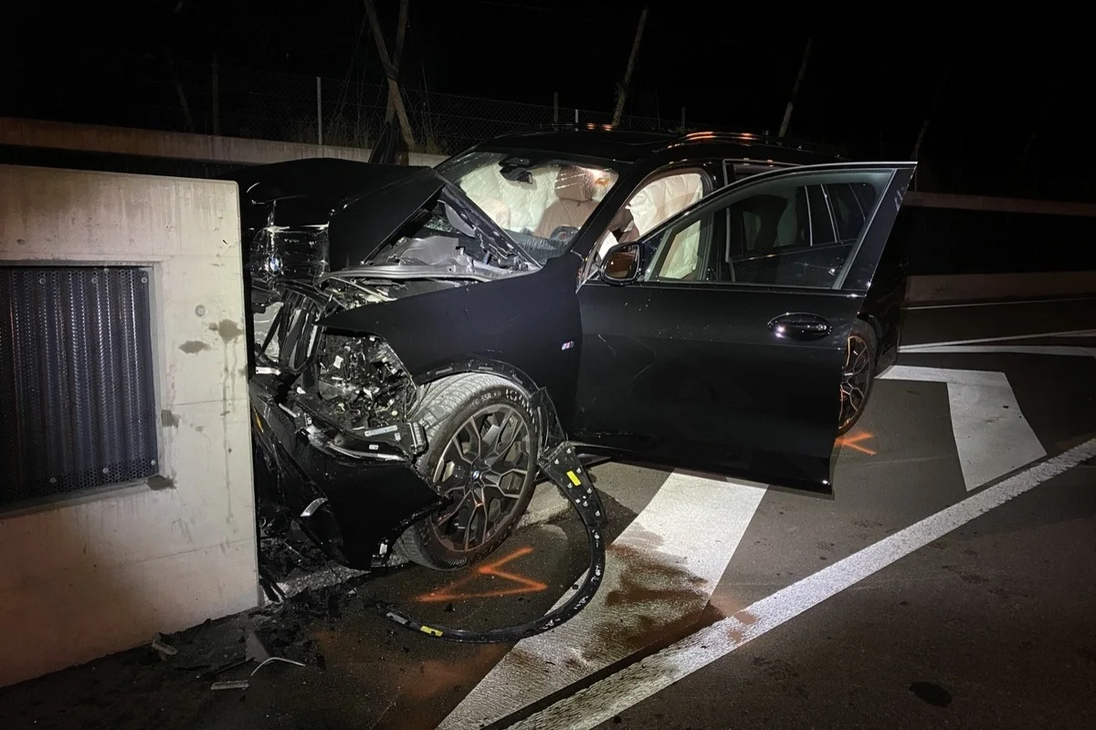 Baar ZG – Bei Unfall frontal gegen Mauer gekracht