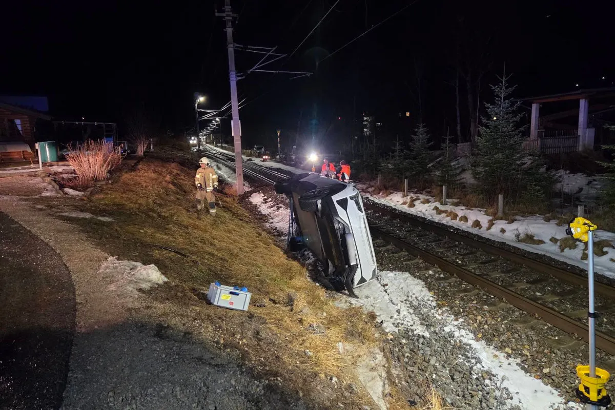 Schladming – Pkw landet nach Unfall auf Bahngleisen