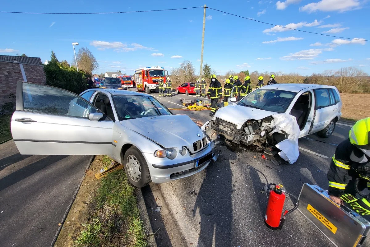 Sankt Augustin - Zwei Personen durch Verkehrsunfall in PKW eingeschlossen