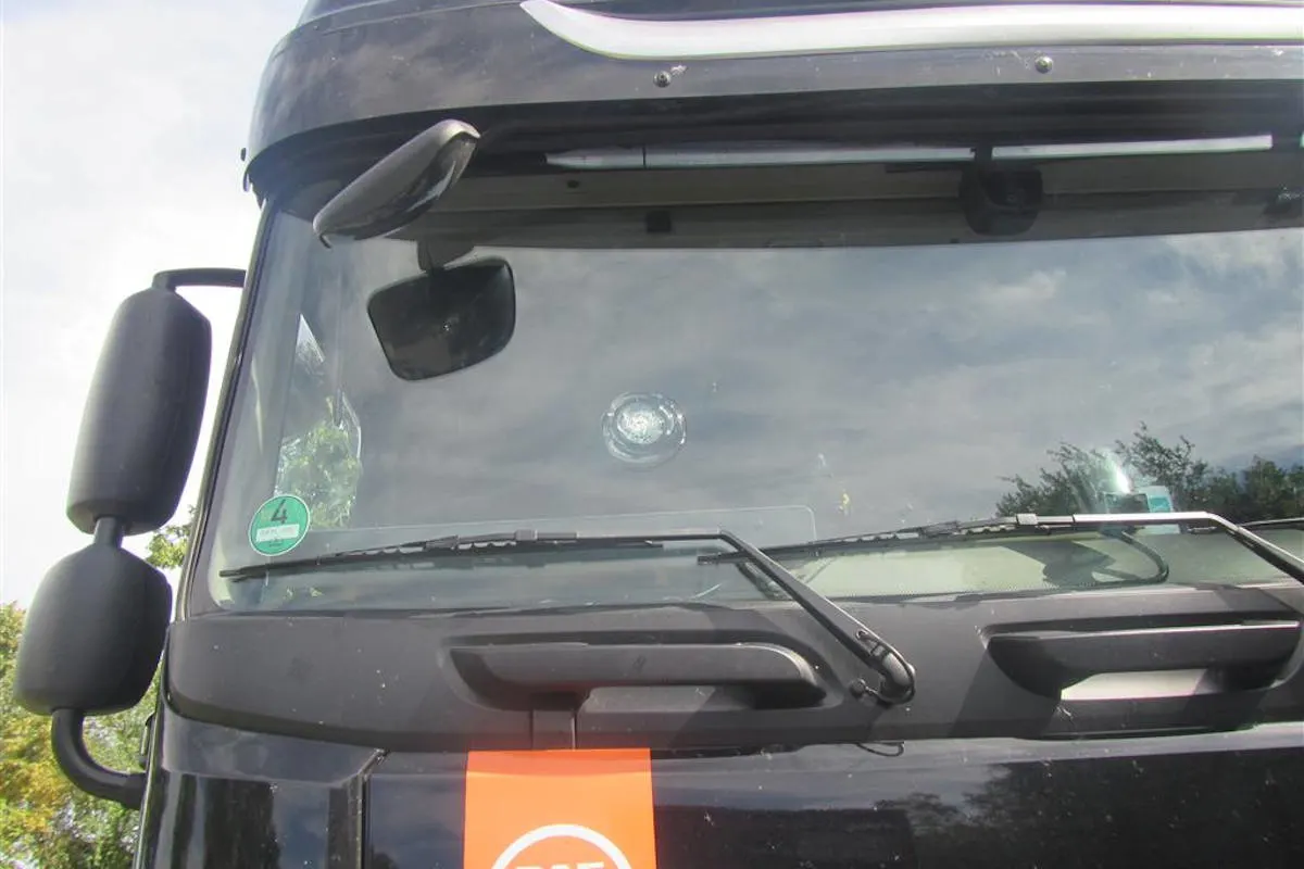 LKW beschädigt durch Steinwurf auf der BAB 61 im Bereich Westhofen/Gundheim