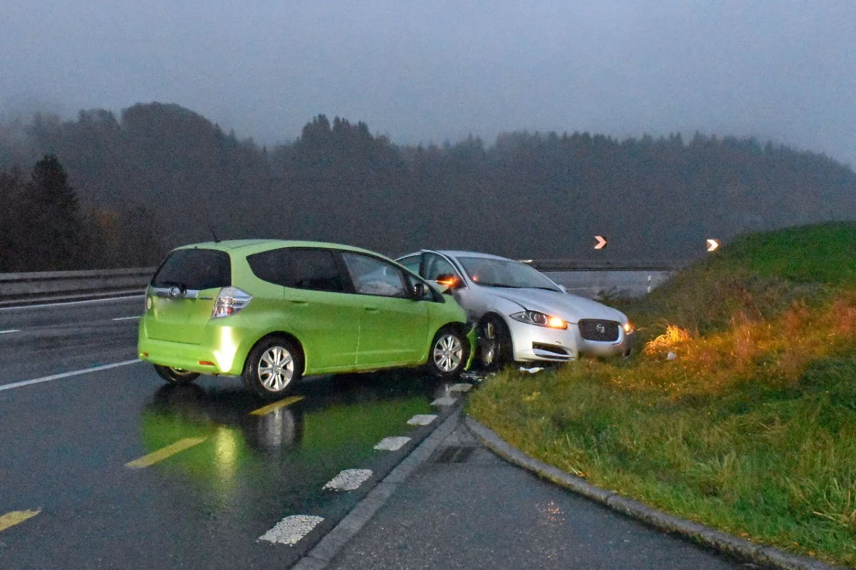 37'000 Franken Sachschaden in Werthenstein LU - Heftiger Crash nachdem ein Heck eines Fahrzeugs ausgebrochen ist
