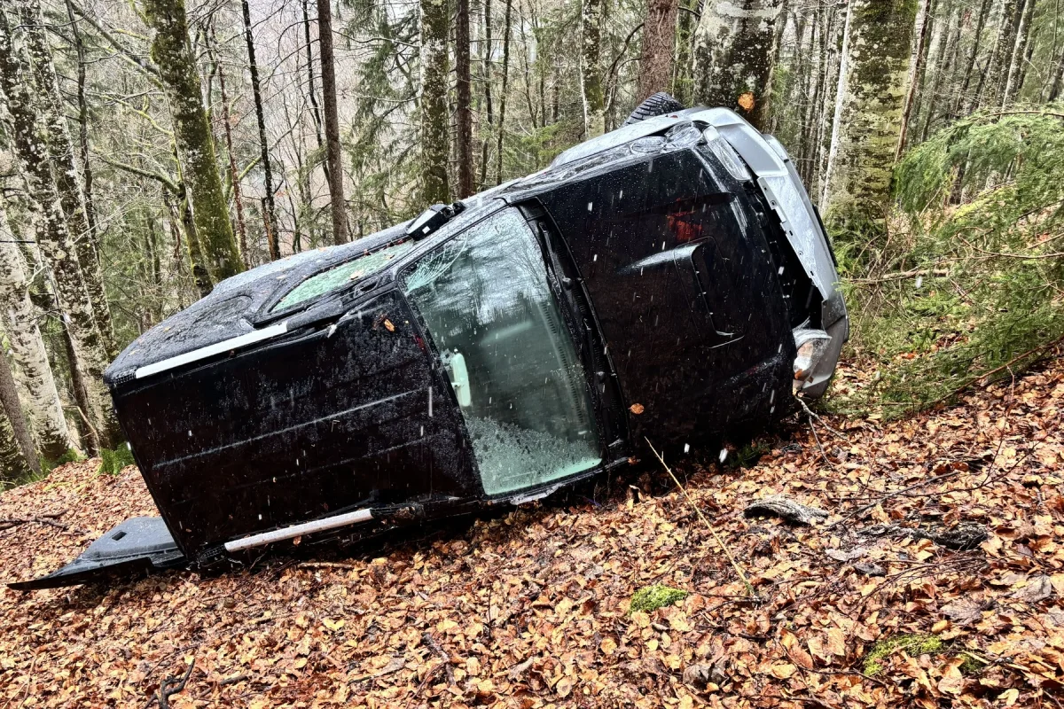 Unfall in Haslen GL – Auto überschlägt sich nach Ausweichmanöver