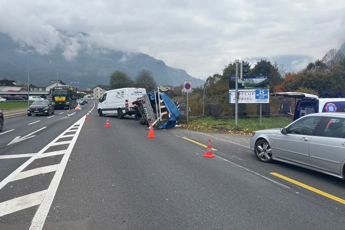Näfels GL – Ungesicherte Ladung führt zu Unfall