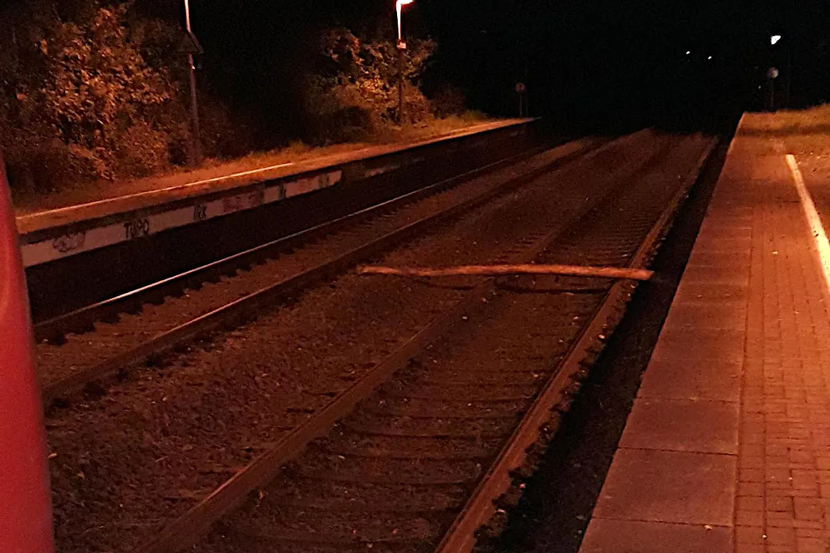 Zeugenaufruf Dortmund - Unbekannte legen Baumstamm auf Bahngleise