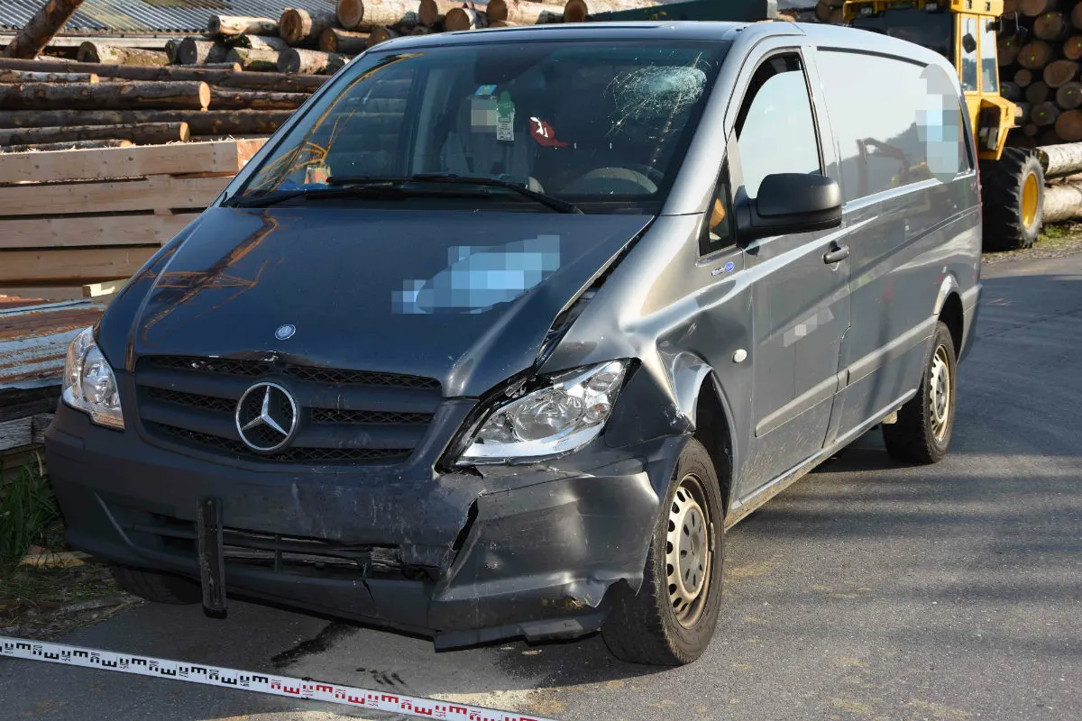 Bächli (Hemberg) SG - Frontalkollision zwischen Lieferwagen und Auto