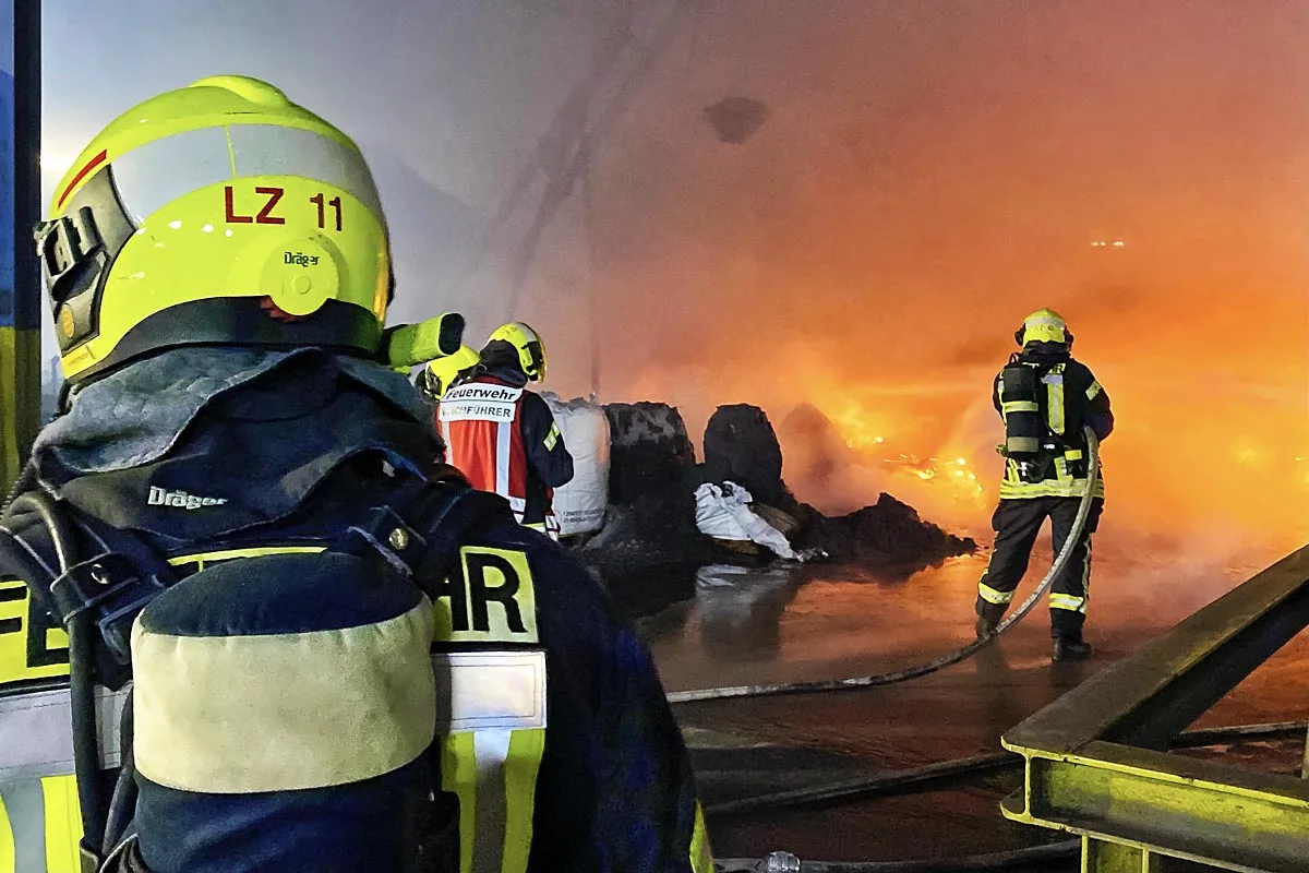 Grosser Feuerwehreinsatz in Neuss - Feuer in einer Produktionshalle 