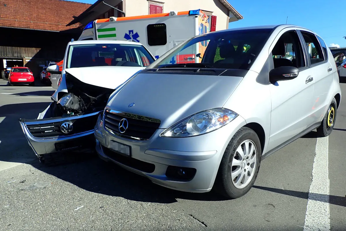 Heftiger Unfall in Winden TG – Beim Abbiegen kollidiert