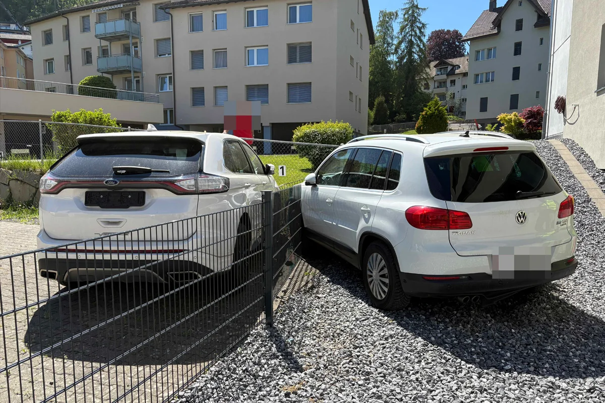 Rheineck SG – Fahrunfähige Autolenkerin prallt in Autos und Zäune