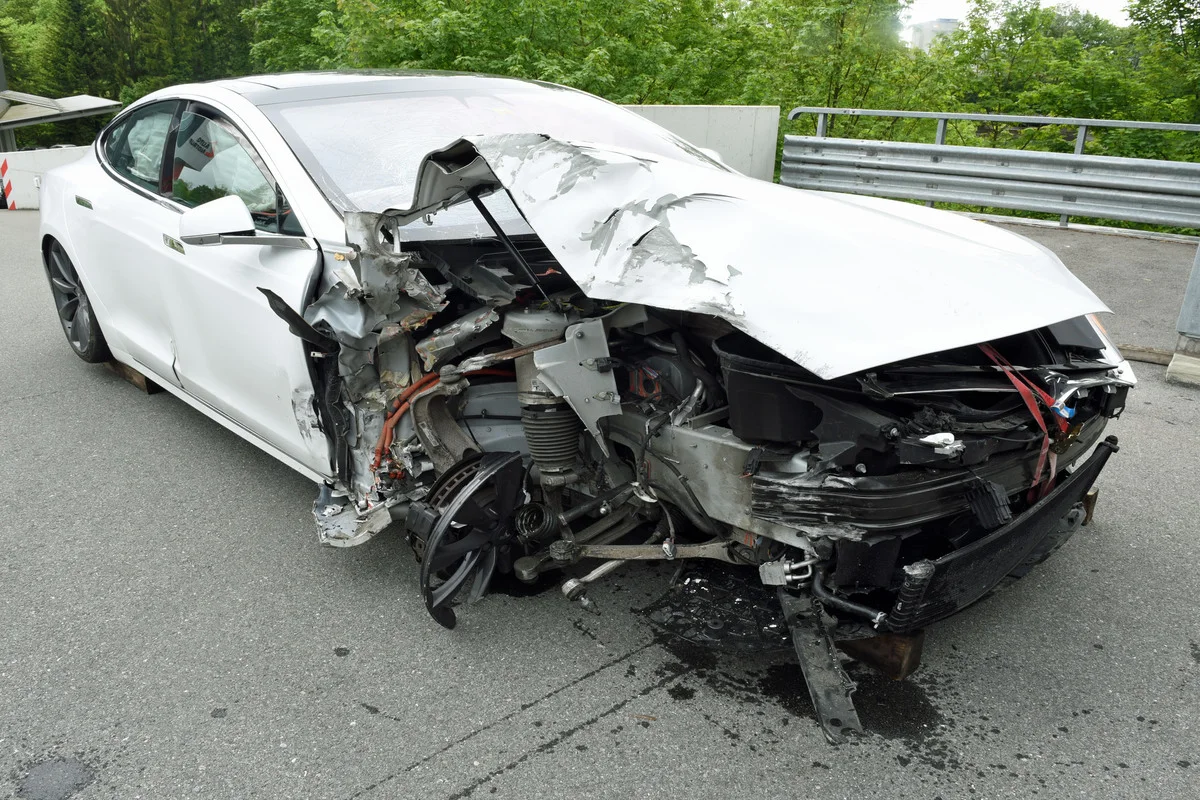 Stadt Luzern - Alkoholisiert und ohne Führerausweis Unfall gebaut 