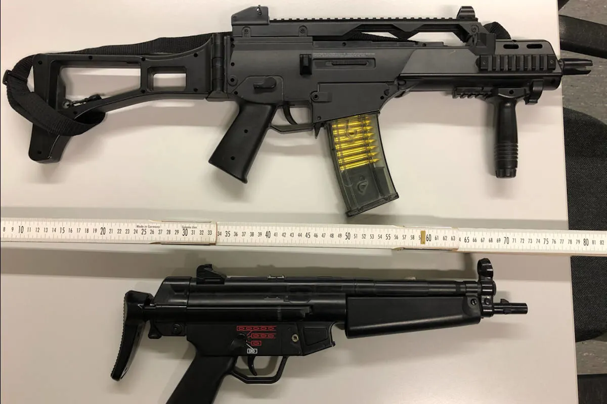 Bielefeld – 4 Männer in roten Overalls mit Waffen unterwegs