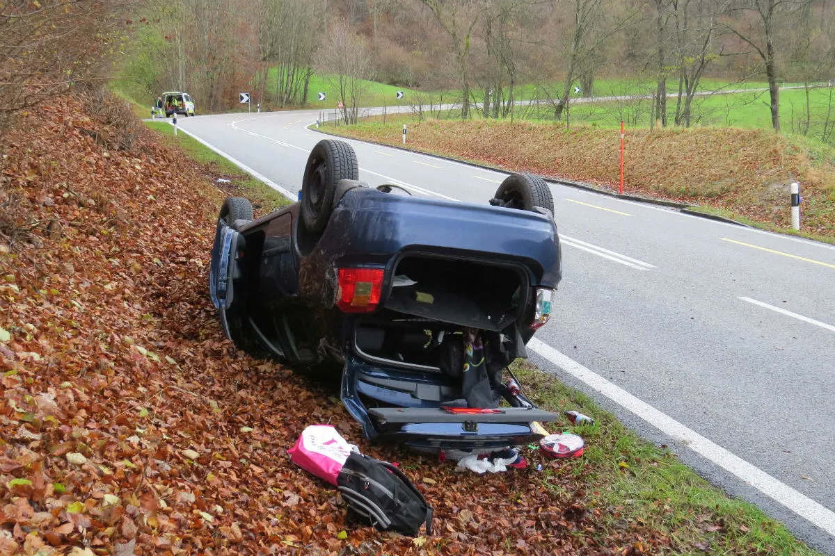 Küttigen AG - Auto überschlug sich wegen nicht angepasster Geschwindigkeit