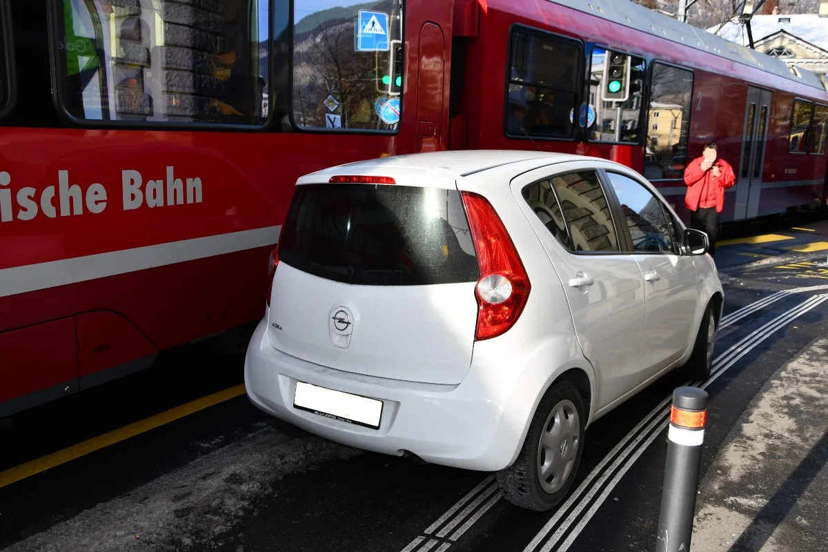Chur – Trotz Ausweichmanöver von Bahn erfasst