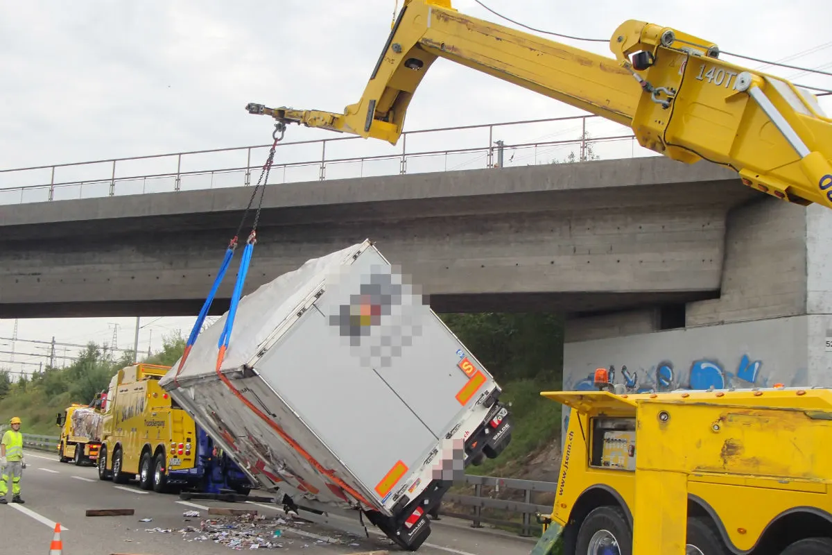 Spreitenbach/A1- Alkohol im Spiel? Lastwagenlenkerin nickt am Steuer ein