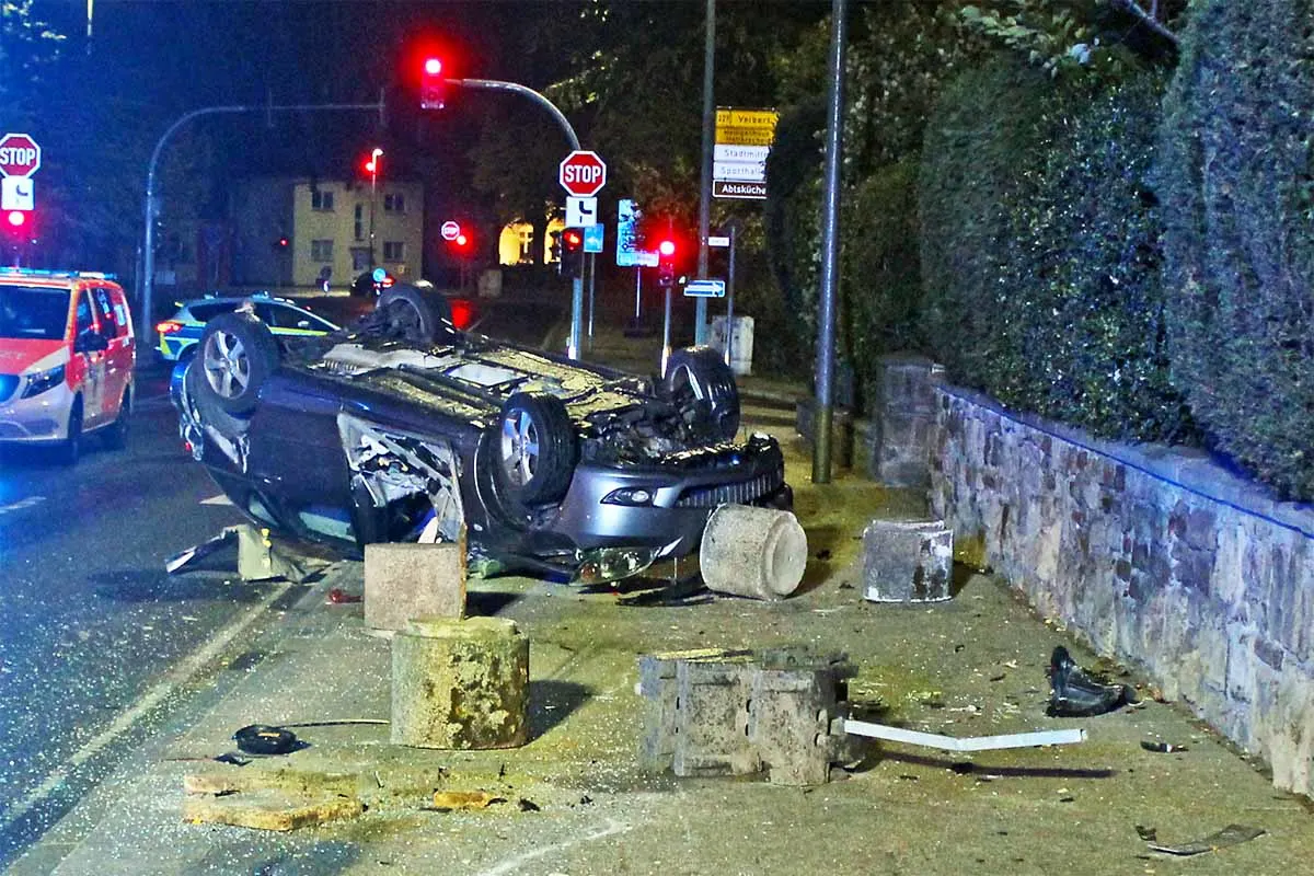 Totalschaden in Heiligenhaus - Sekundenschlaf und 21-Jähriger verliert Kontrolle über sein Auto