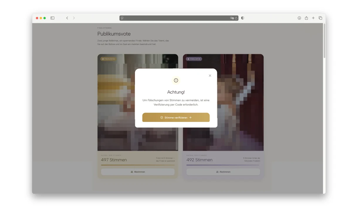 Ein Popup-Fenster auf einer Webseite weist darauf hin, dass eine Verifizierung per Code erforderlich ist. Im Hintergrund sind zwei verschwommene Bilder zu sehen.