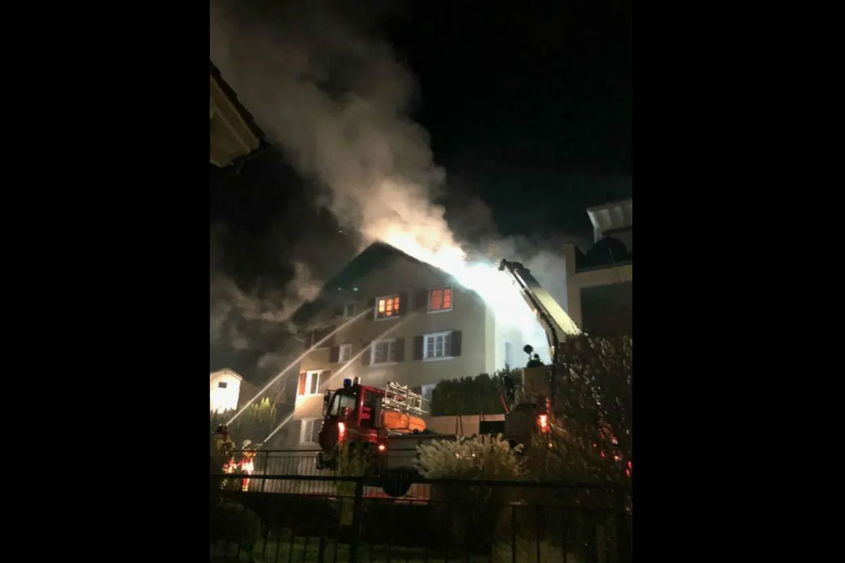 Flüelen UR - Mehrfamilienhaus durch Brand zerstört