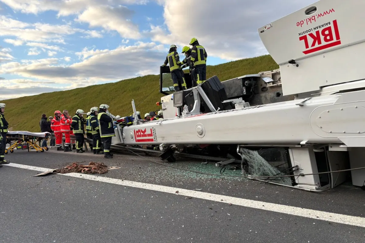A3 bei Burghaslach – Autokran nach Unfall umgestürzt