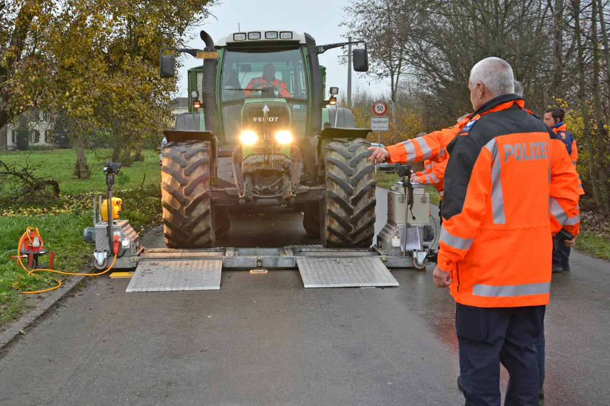Niederwil TG - Landwirtschaftliche Fahrzeuge kontrolliert