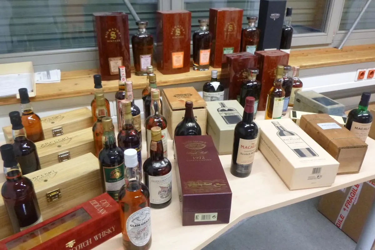 Whisky-Schmugglerin in Singen aufgeflogen - 27 Flaschen im Wert von über 40'000 Euro gefunden!