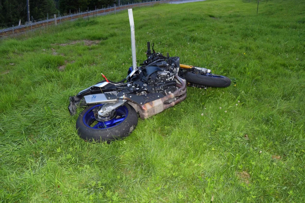Gais AR - Junger Töfffahrer nach Selbstunfall schwer verletzt 