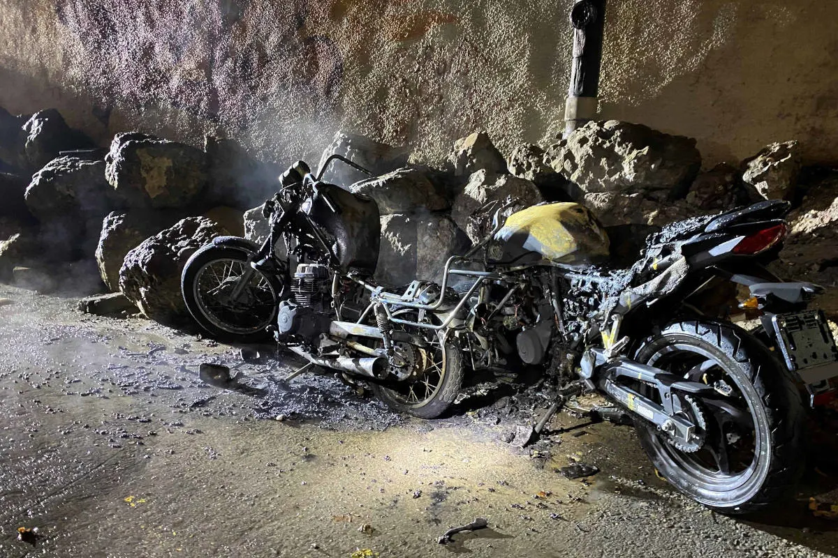 Risch Rotkreuz ZG – Abgestellte Motorräder durch Brand komplett zerstört