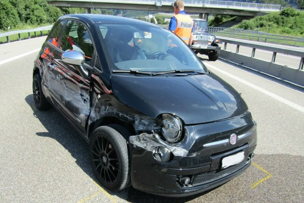 Mollis GL - Unfallverursacher aus dem Staub gemacht - Zeugenaufruf